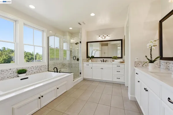 $2,750,000 | 201 Willowbrook Lane, Moraga, CA 94556