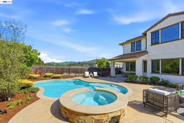 $2,750,000 | 201 Willowbrook Lane, Moraga, CA 94556