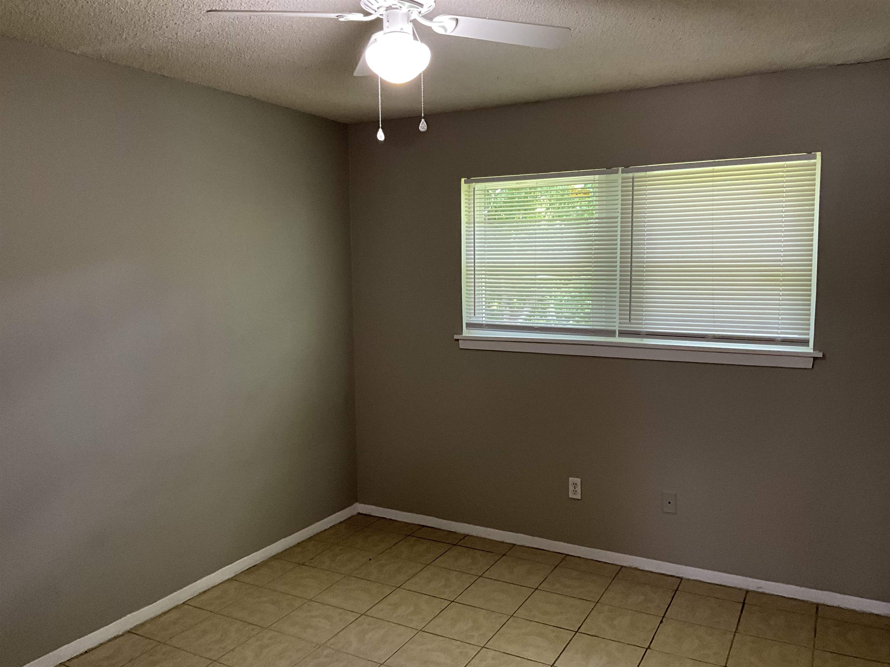 4455 Macon Road, Unit 4 Memphis, TN 38122 - Photo 2 of 11 an empty room with a window