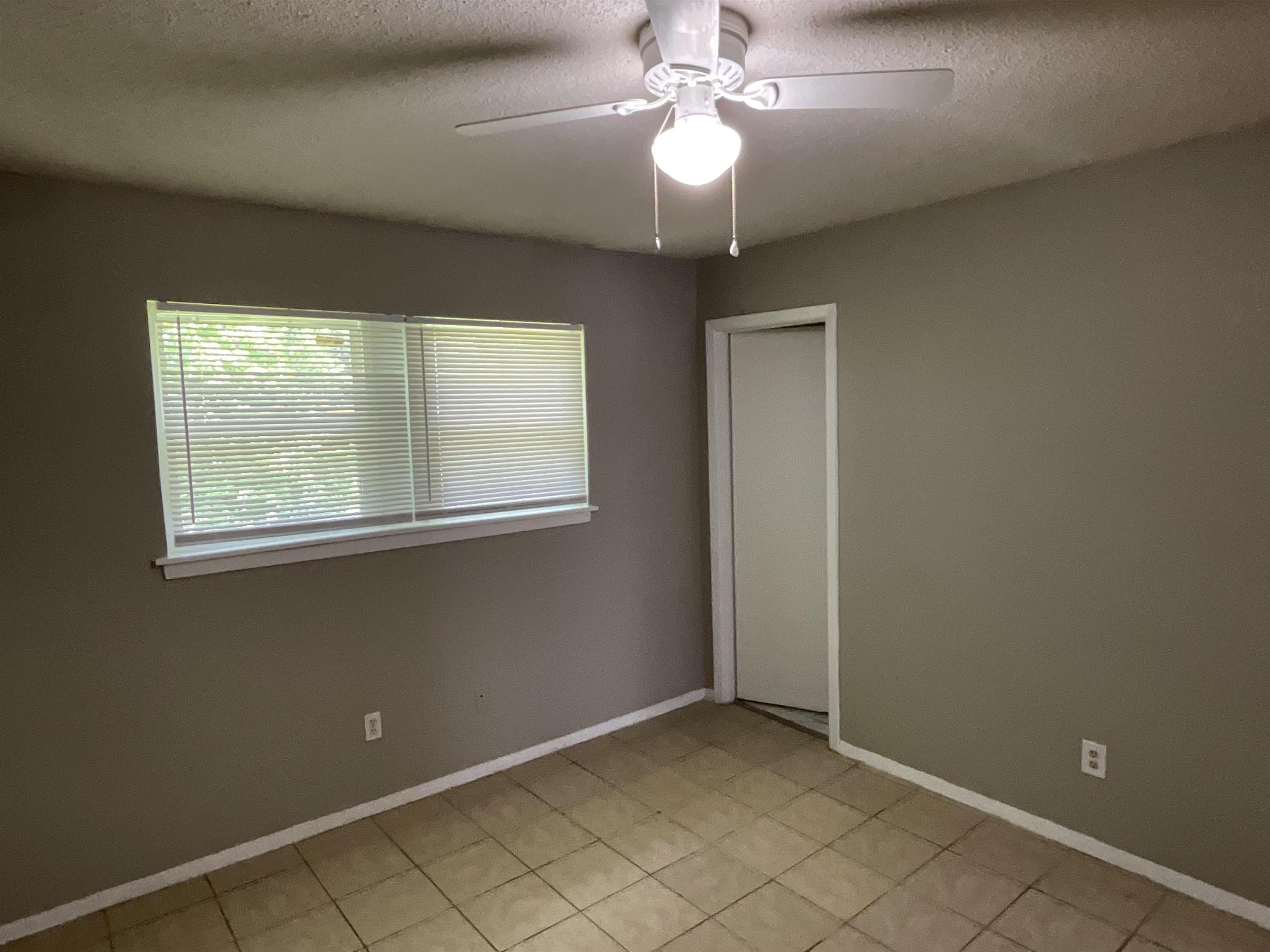4455 Macon Road, Unit 4 Memphis, TN 38122 - Photo 4 of 11 an empty room with a window