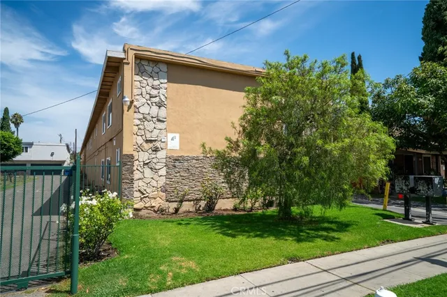 a view of a back yard of the house