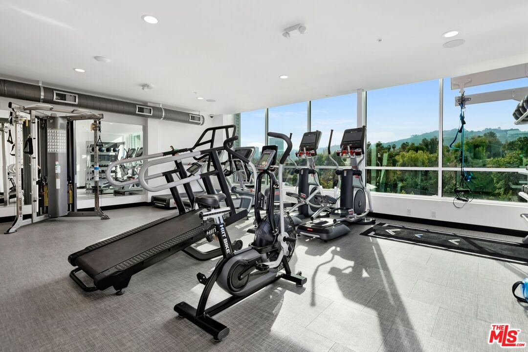 11036 Moorpark Street, Unit PH18 Los Angeles, CA 91602 - Photo 5 of 22 a view of a room with gym equipment