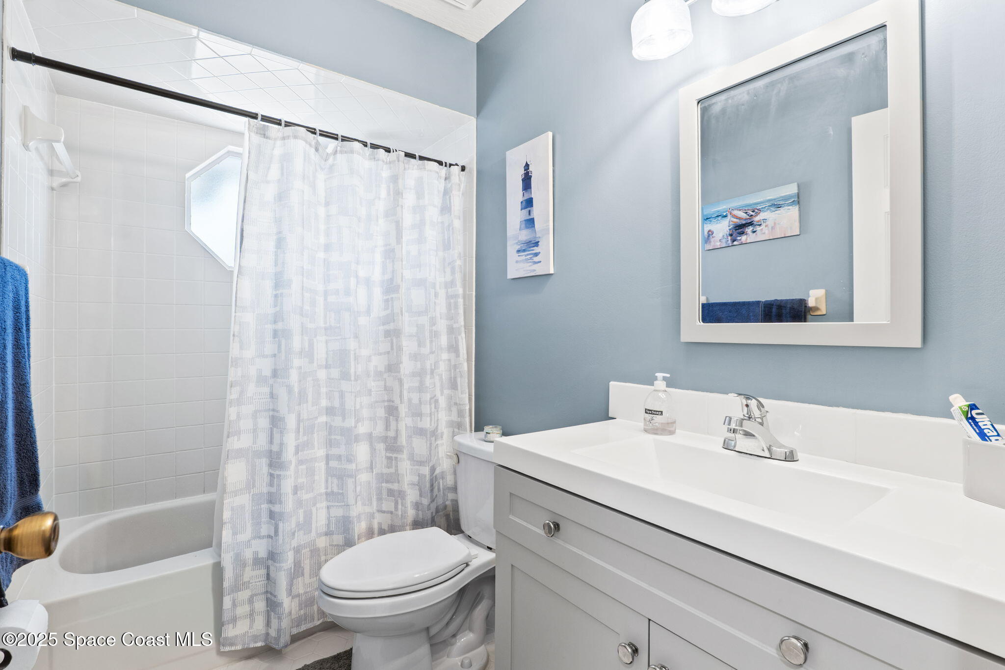 441 Southwest Avocado Avenue Sebastian, FL 32958 - Photo 5 of 30 a bathroom with a sink toilet and shower