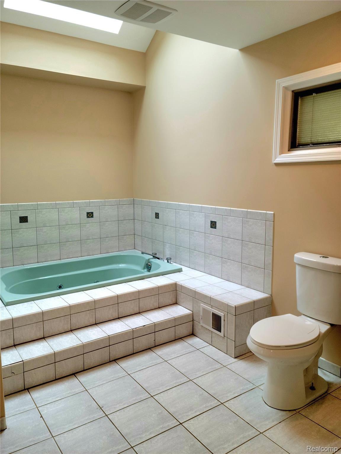 8439 Stephens Road Center Line, MI 48015 - Photo 6 of 22 00FB30A4-DE6C-4EE4-98C8-C6B8D9259BD3.jpeg