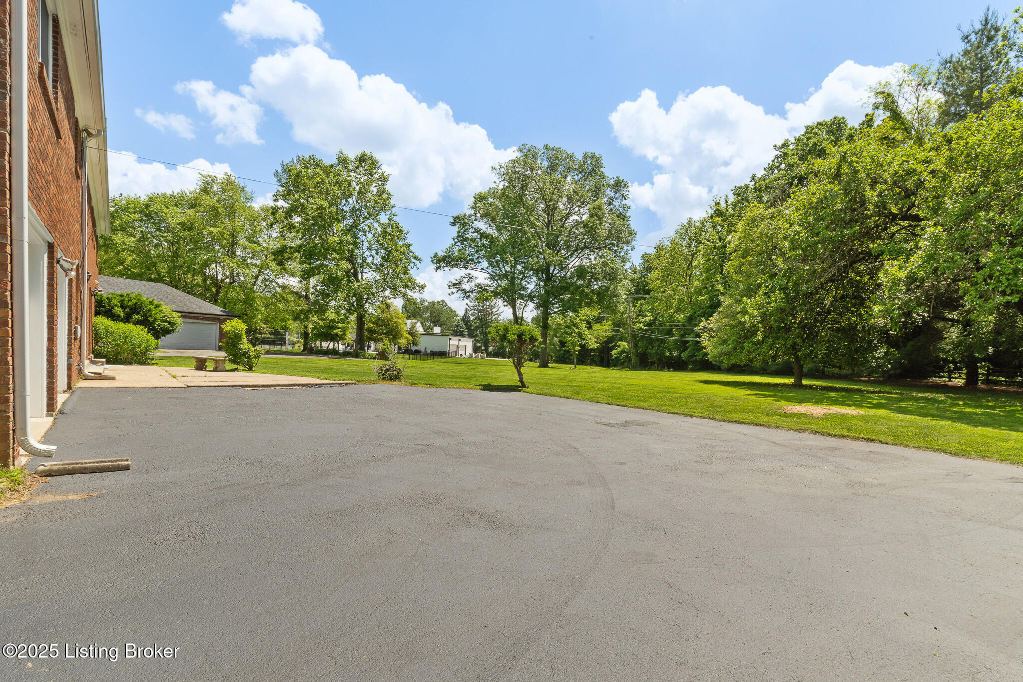6012 Innes Trace Road Louisville, KY 40222 - Photo 49 of 57 Large Turnaround
