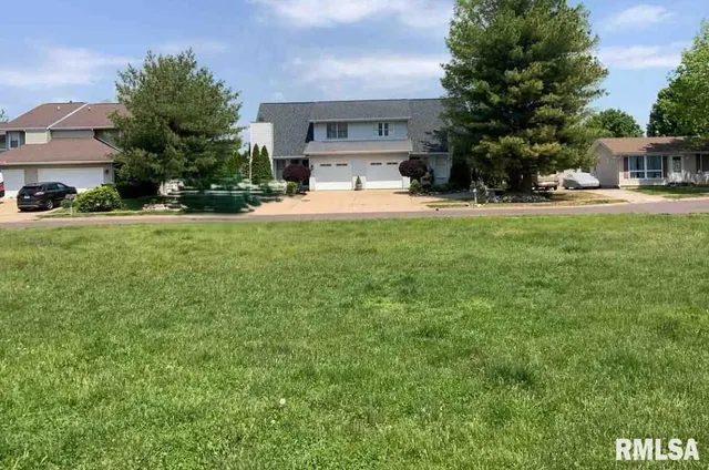 $19,900 | 1102 Eisenhower Drive, Pekin, IL 61554