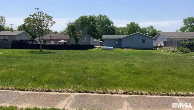 $19,900 | 1102 Eisenhower Drive, Pekin, IL 61554