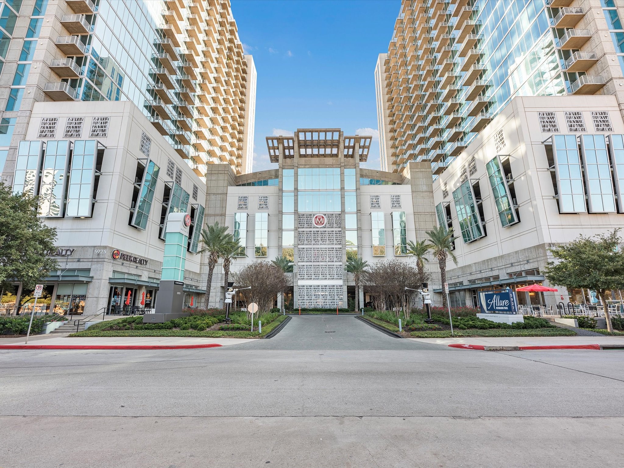 Mosaic on Hermann Park in Houston, TX. This image showcases the refined living on offer, highlighting state-of-the-art amenities and stylish interiors with breathtaking park and city views.
