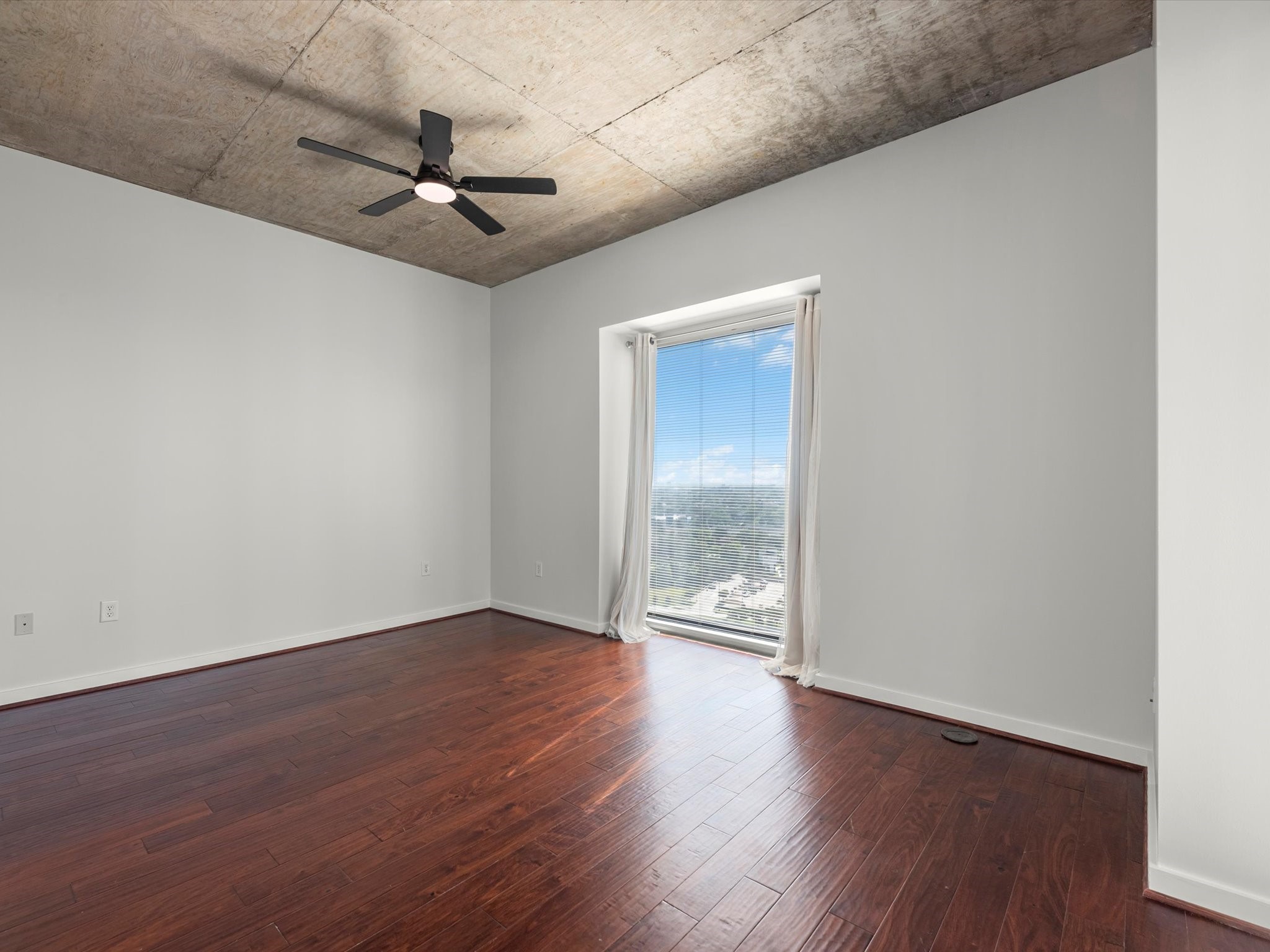 5925 Almeda Road, Unit 11702 Houston, TX 77004 - Photo 13 of 35 wooden floor in an empty room