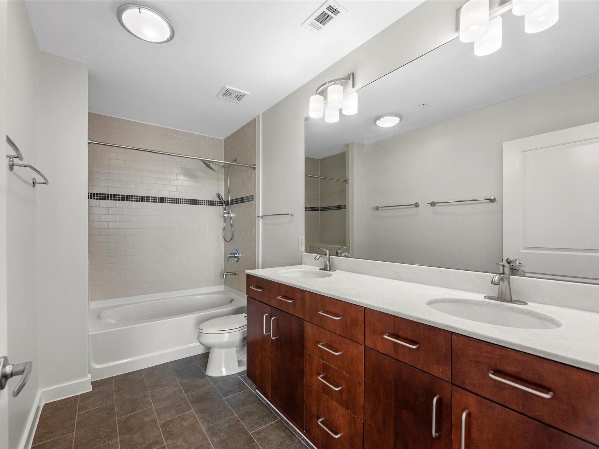 5925 Almeda Road, Unit 11702 Houston, TX 77004 - Photo 14 of 35 a spacious bathroom with a double vanity sink toilet mirror and bathtub