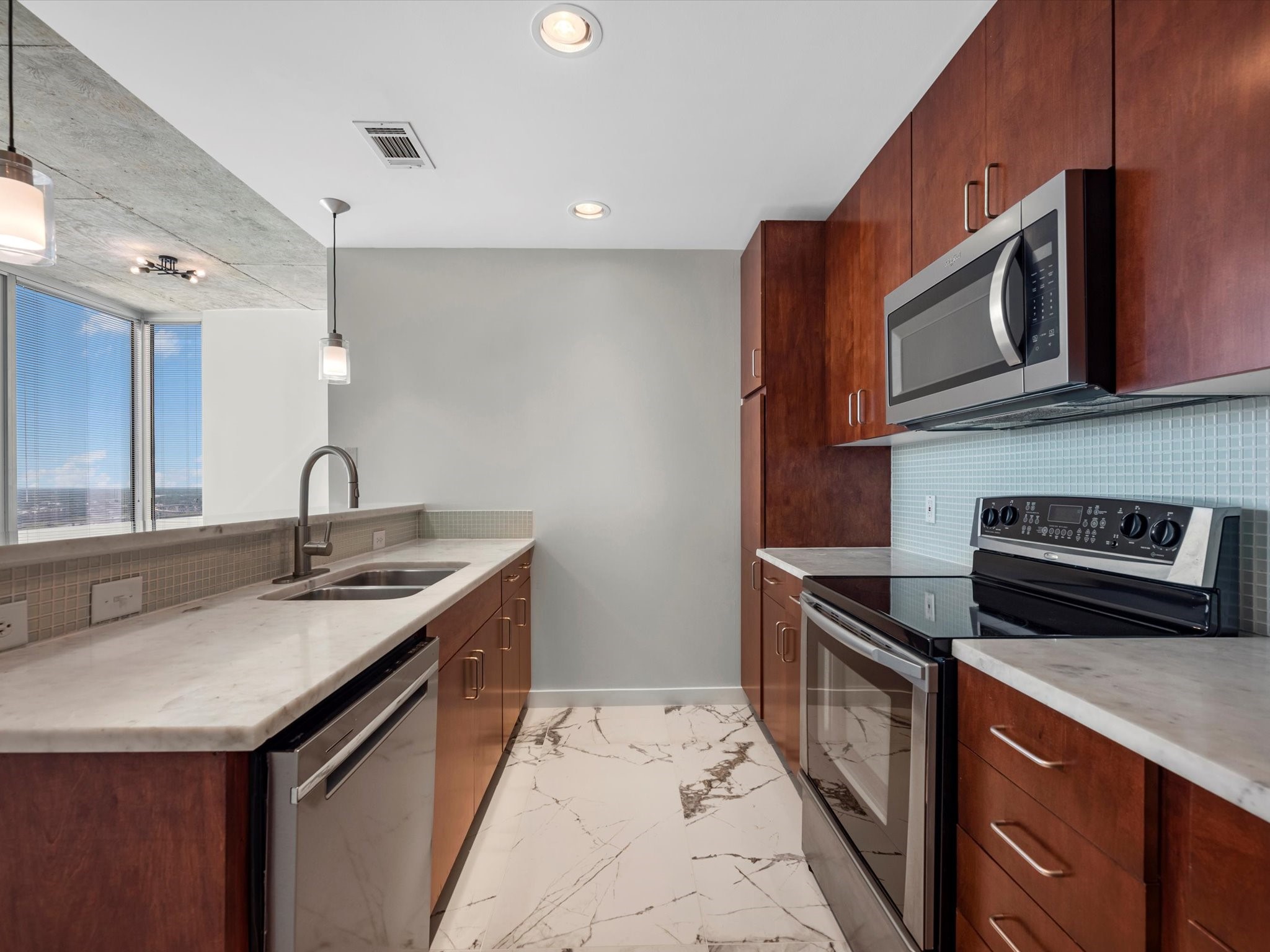 5925 Almeda Road, Unit 11702 Houston, TX 77004 - Photo 6 of 35 a kitchen that has a sink and a stove