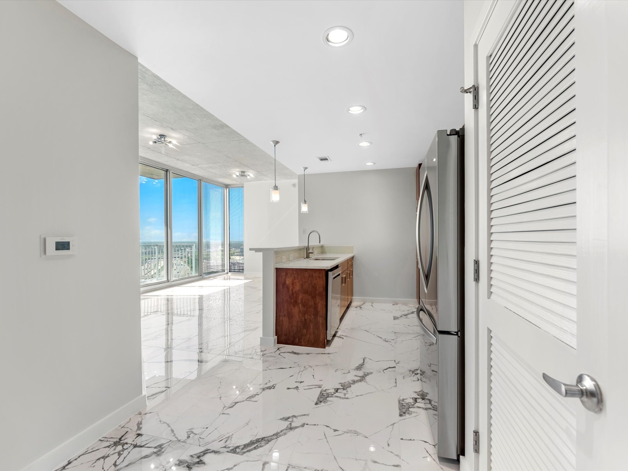 5925 Almeda Road, Unit 11702 Houston, TX 77004 - Photo 35 of 35 a bathroom with a sink and mirror