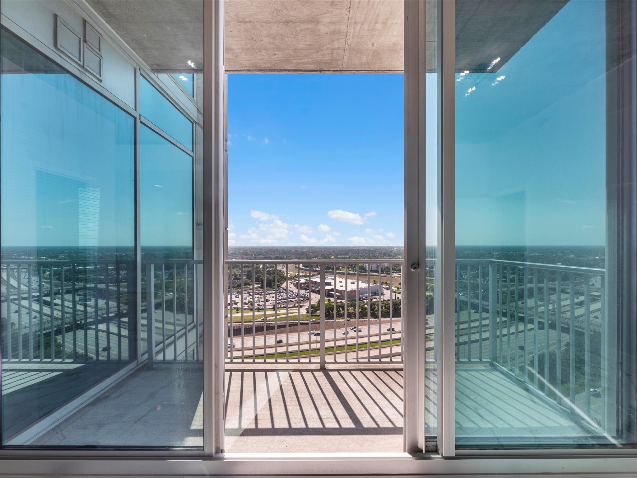 5925 Almeda Road, Unit 11702 Houston, TX 77004 - Photo 9 of 35 a view of city from a balcony