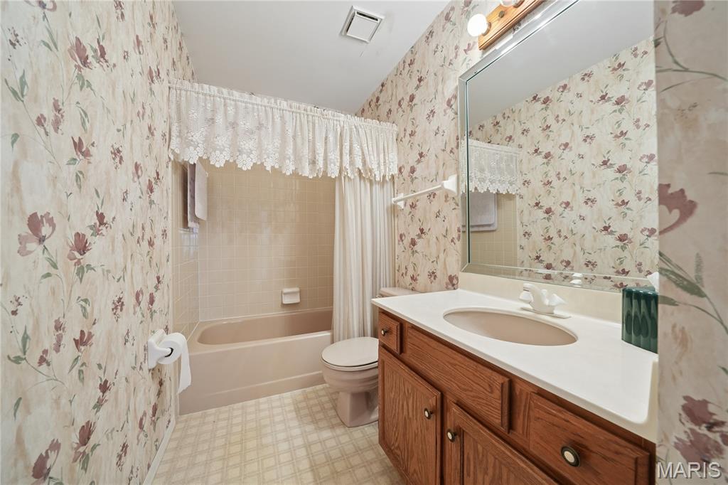528 Spring Glen Drive Ballwin, MO 63021 - Photo 12 of 24