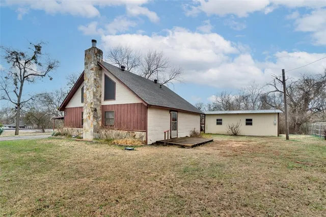 a view of a house with a yard