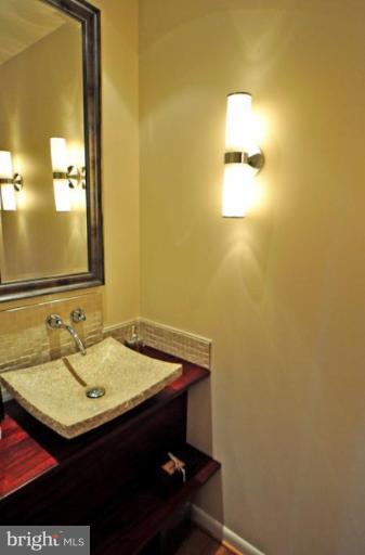 2002 Swans Neck Way Reston, VA 20191 - Photo 7 of 22 THE MAIN LEVEL BATH WAS ALSO REMODELED IN 2008!