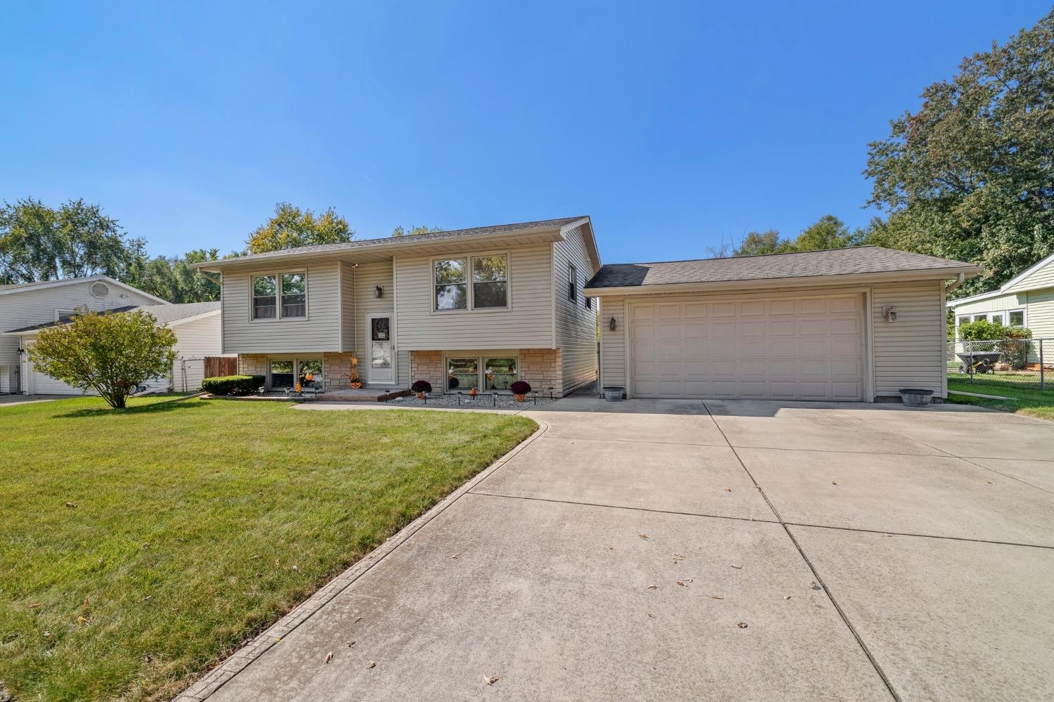 253 Walnut Lane Crown Point, IN 46307 - Photo 2 of 16 1500x999