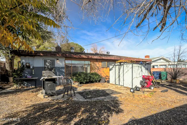 a view of a house with backyard