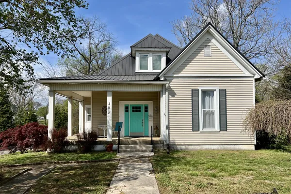 a view of a house with yard and plants