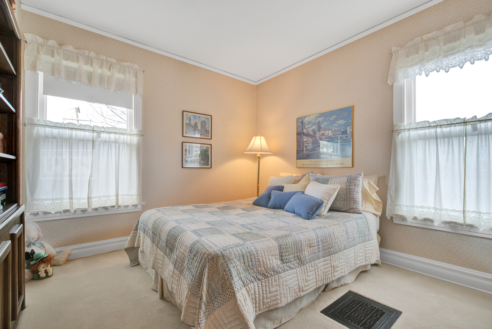 4512 Wolf Road Western Springs, IL 60558 - Photo 31 of 40 a bedroom with a bed and a window