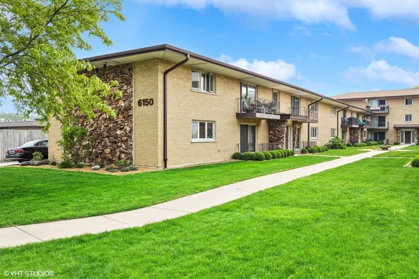 $215,000 | 6150 Kensington Avenue, Unit 102, Countryside, IL 60525