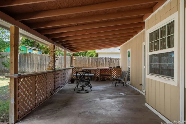 a view of entryway with backyard