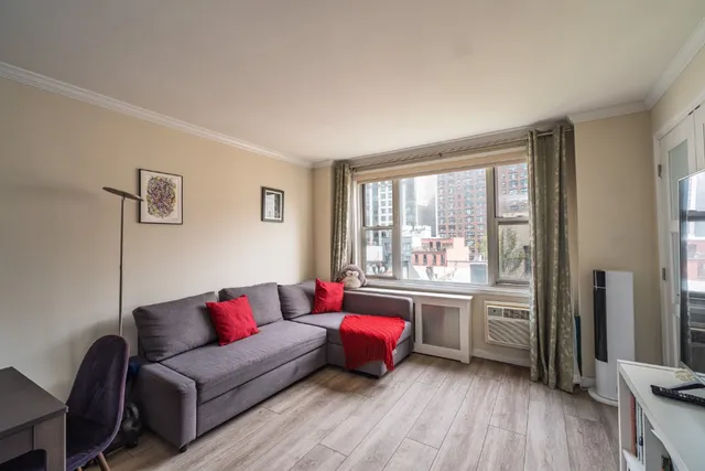 $549,000 | 435 East 77th Street, Unit 8G | Upper East Side