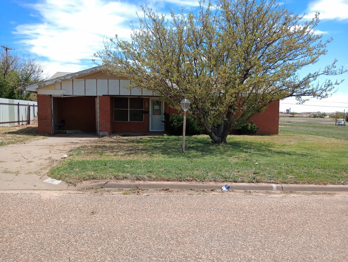 703 South Austin Avenue Tulia, TX 79088 - Photo 1 of 12 a front view of house with yard and tree