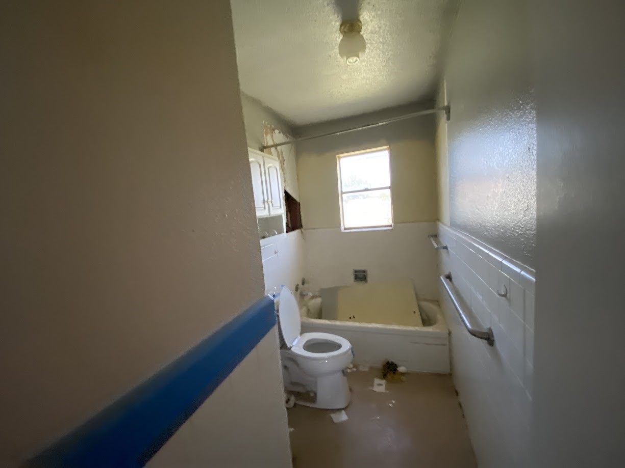 703 South Austin Avenue Tulia, TX 79088 - Photo 10 of 12 a bathroom with a sink toilet and window