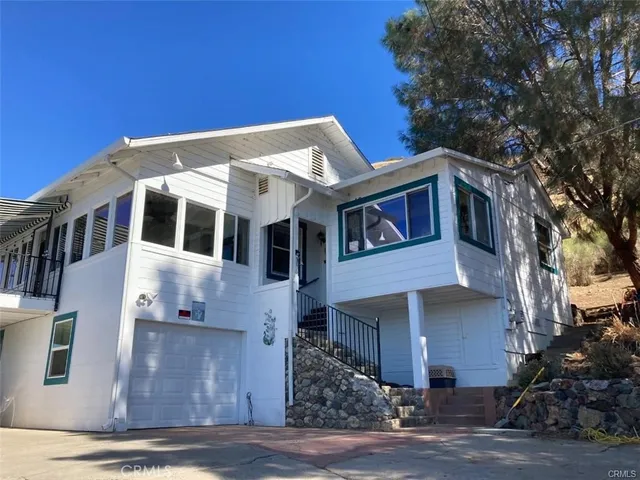 a black and white photo of a living room