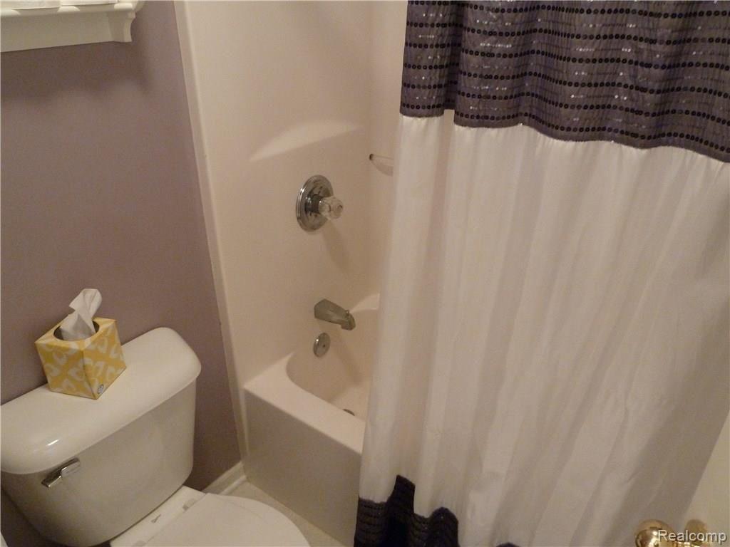 1378 Remsing Street Hartland, MI 48353 - Photo 32 of 52 Full Bath