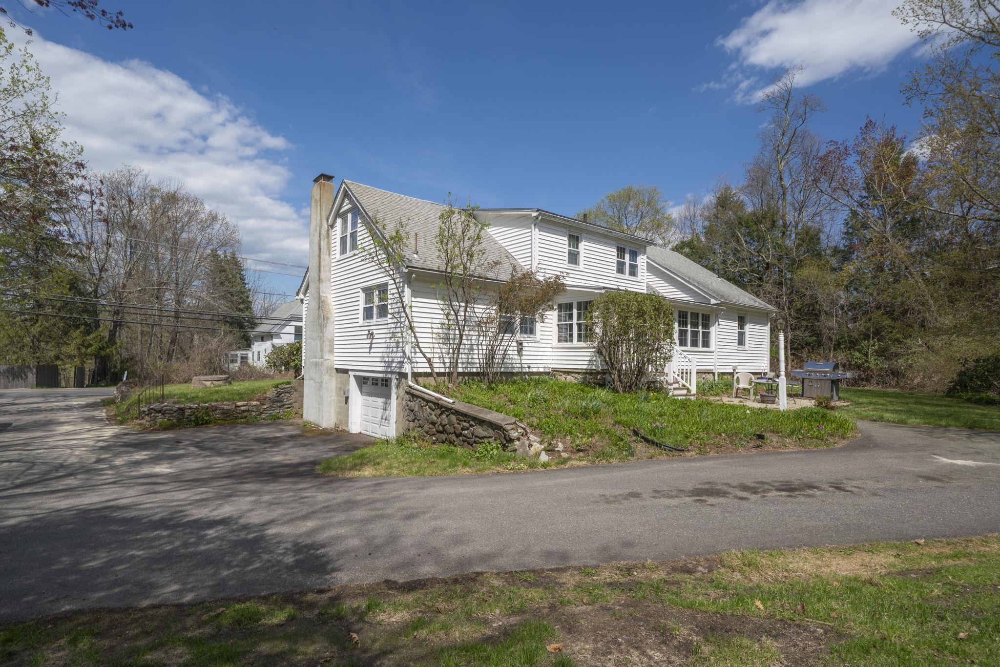 91 Hampstead Road Derry, NH 03038 - Photo 3 of 60