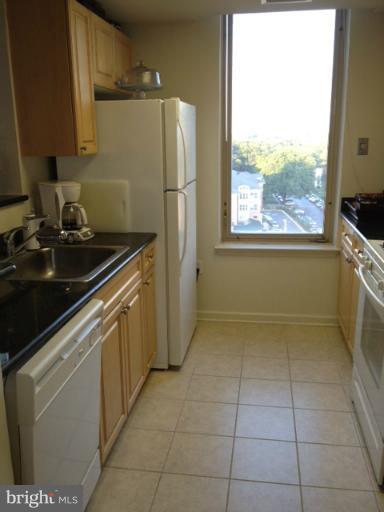 2726 Gallows Road, Unit 1008 Vienna, VA 22180 - Photo 16 of 18 Kitchen