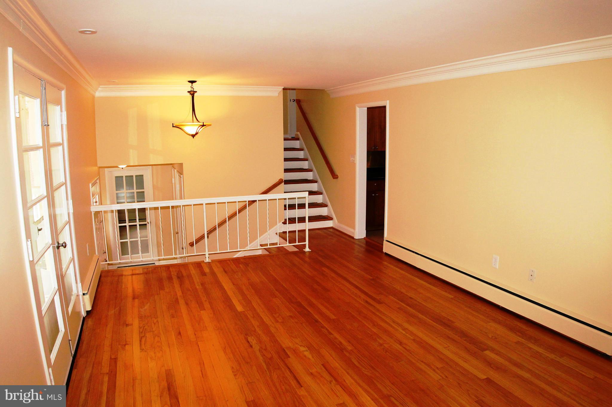 6008 Roland Avenue Baltimore, MD 21210 - Photo 3 of 28 Living Room