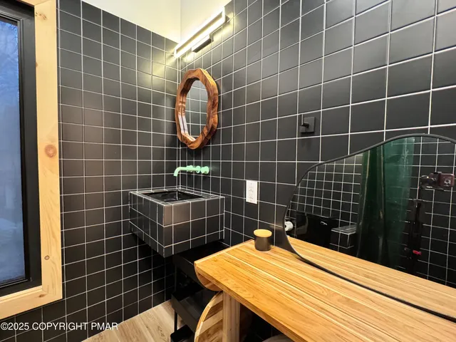 $2,100 | 261 Overlook Drive, East Stroudsburg, PA 18301