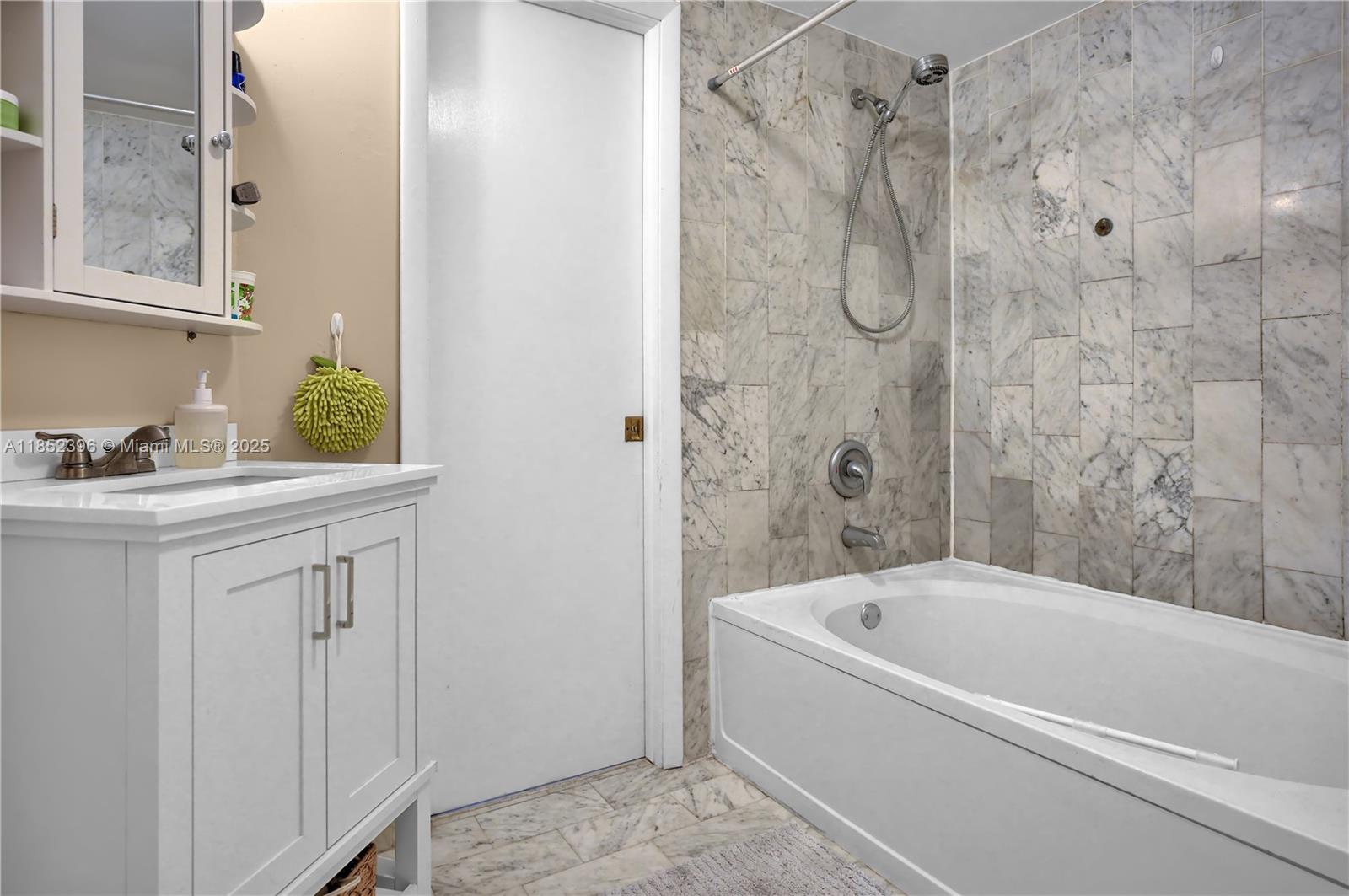 10194 Southwest 77th Court Miami, FL 33156 - Photo 11 of 25