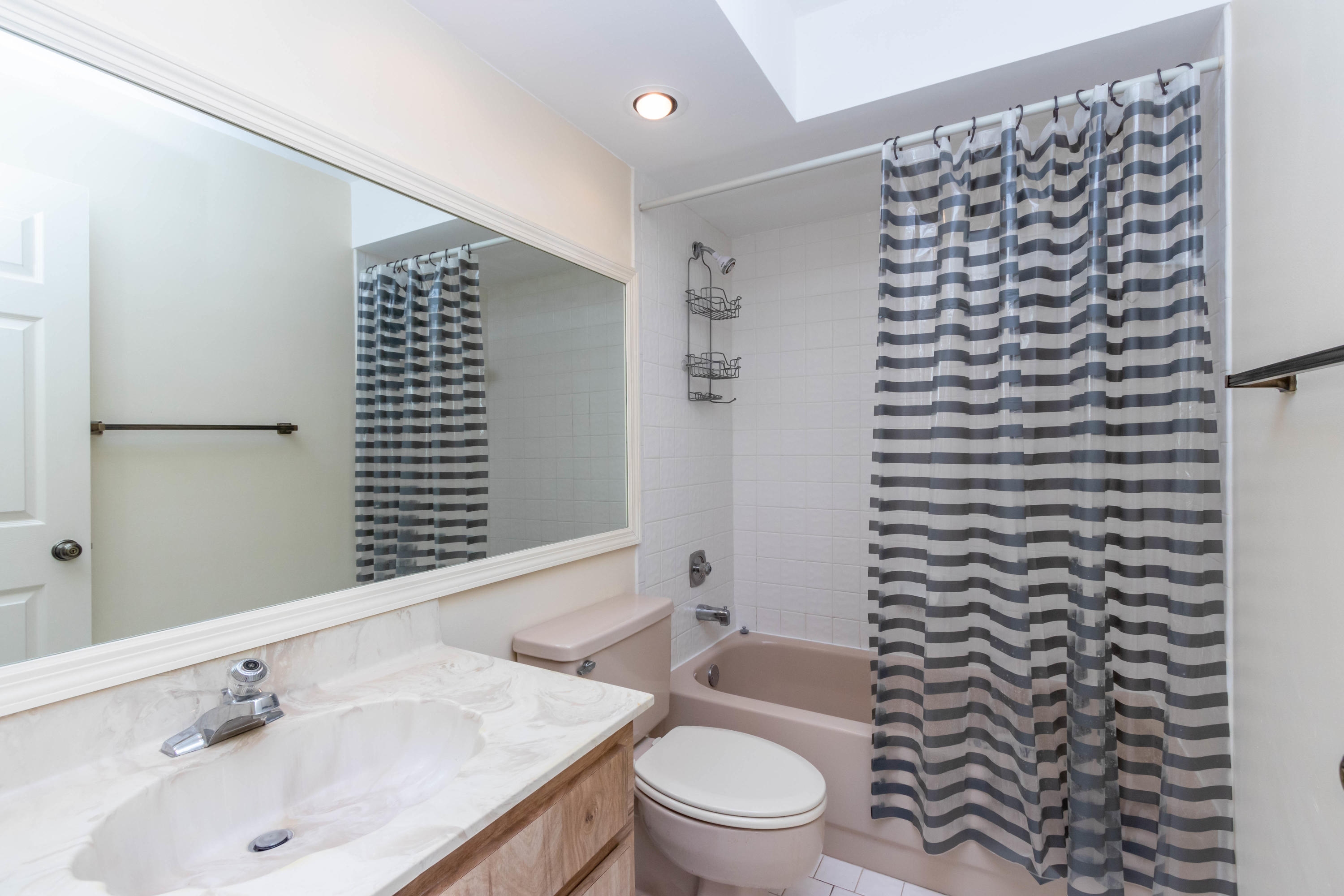 21655 Altamira Avenue Boca Raton, FL 33433 - Photo 9 of 16 Altamira PRO - Guest Bath