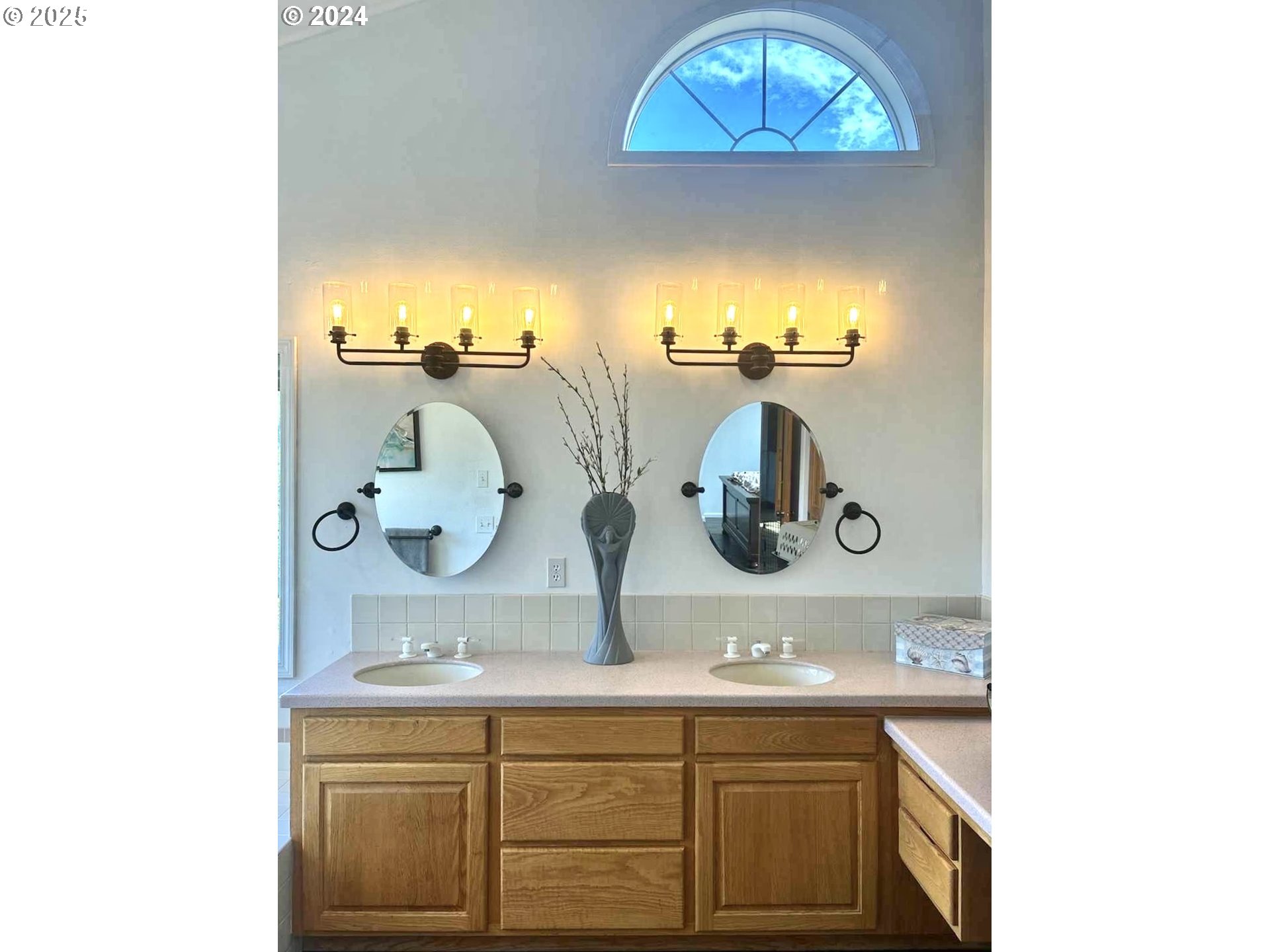 36 Ocean Dunes Drive Florence, OR 97439 - Photo 25 of 40 a bathroom with a sink and a mirror