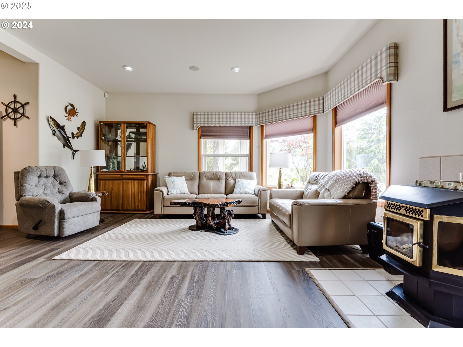 36 Ocean Dunes Drive Florence, OR 97439 - Photo 30 of 40 a living room with furniture and a large window