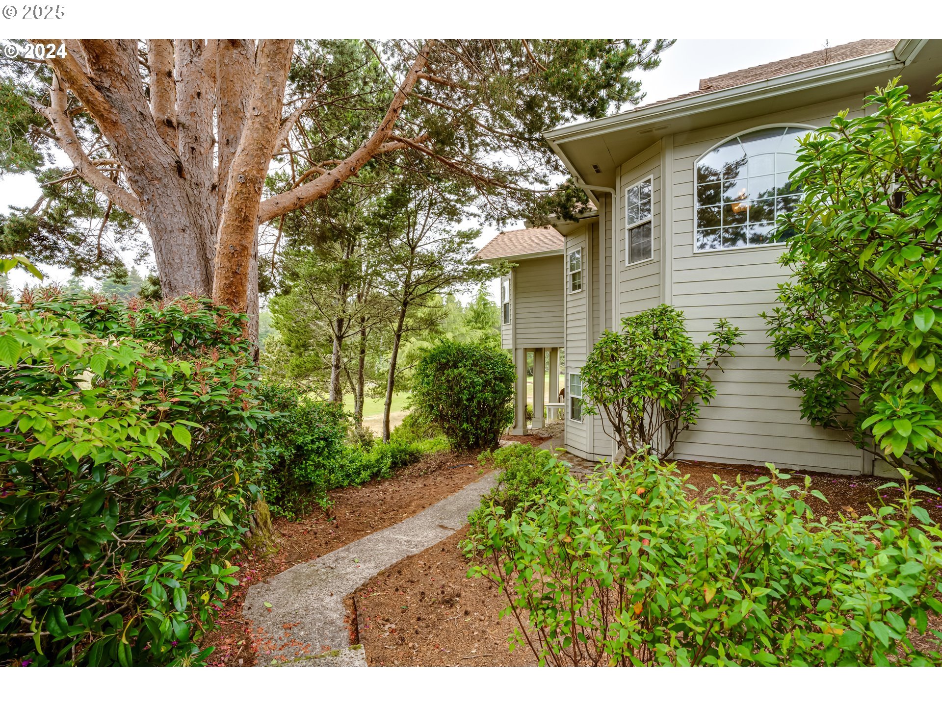 36 Ocean Dunes Drive Florence, OR 97439 - Photo 38 of 40 a front view of a house with a yard
