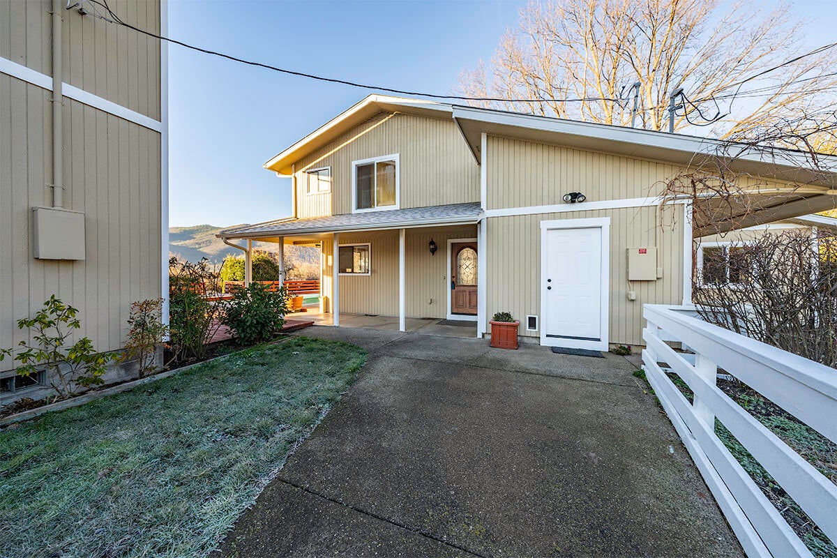 148 East Valley View Road Ashland, OR 97520 - Photo 6 of 43 6