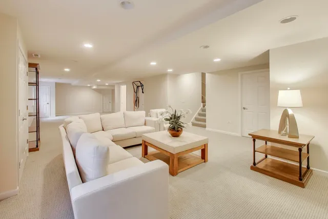 $949,000 | 1325 Grantham Drive, Schaumburg, IL 60193