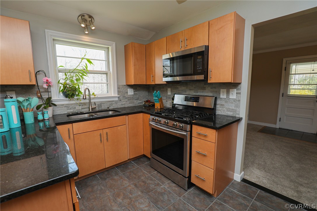 5346 Cold Harbor Road Mechanicsville, VA 23111 - Photo 11 of 42 View of Kitchen to Family Rm, featuring gas range,