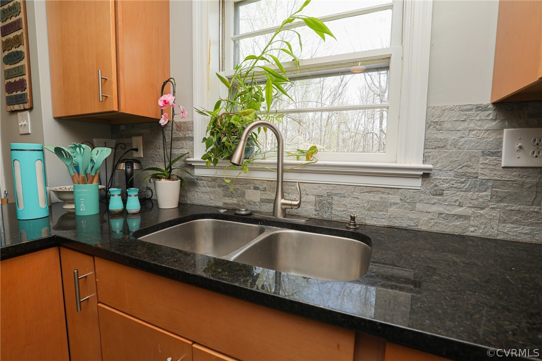 5346 Cold Harbor Road Mechanicsville, VA 23111 - Photo 12 of 42 Granite counters and stone backsplash