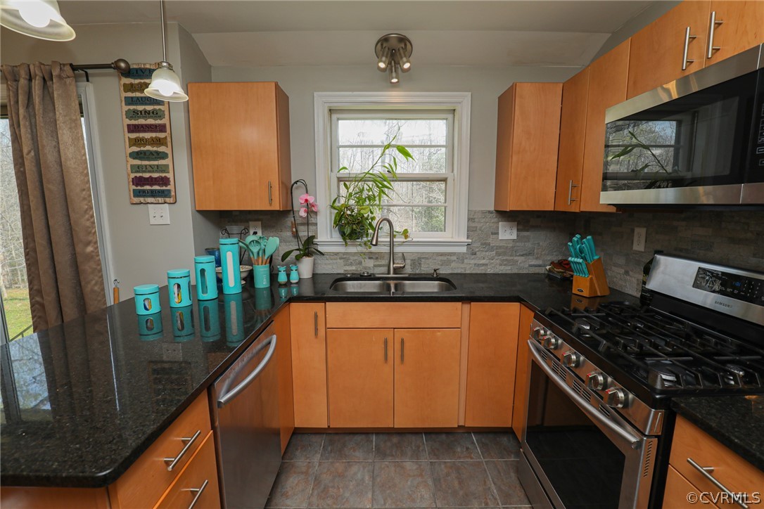 5346 Cold Harbor Road Mechanicsville, VA 23111 - Photo 10 of 42 Kitchen with new cabinets and granite counters