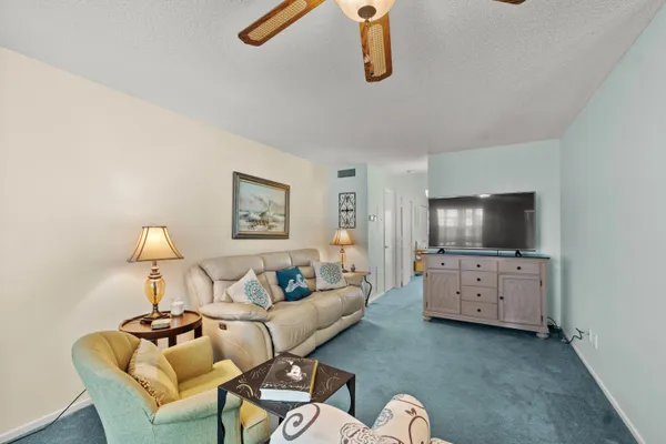 $1,400 | 36 Vista Gdns Trail, Unit 205, Vero Beach, FL 32962