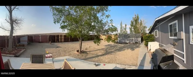 a view of backyard of the house