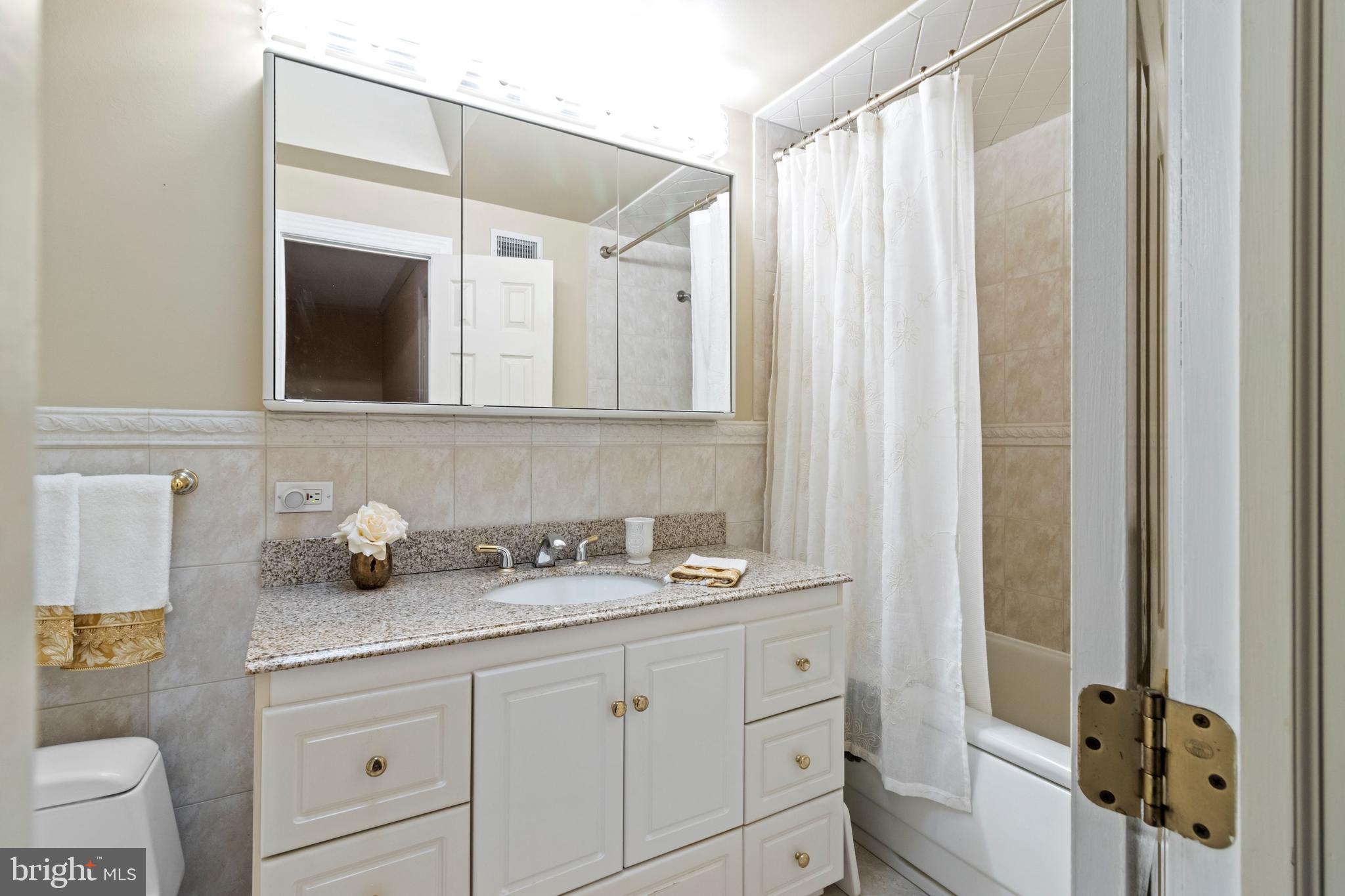 12419 Wyndom Road Philadelphia, PA 19154 - Photo 22 of 40 Deep relaxing jetted tub.
