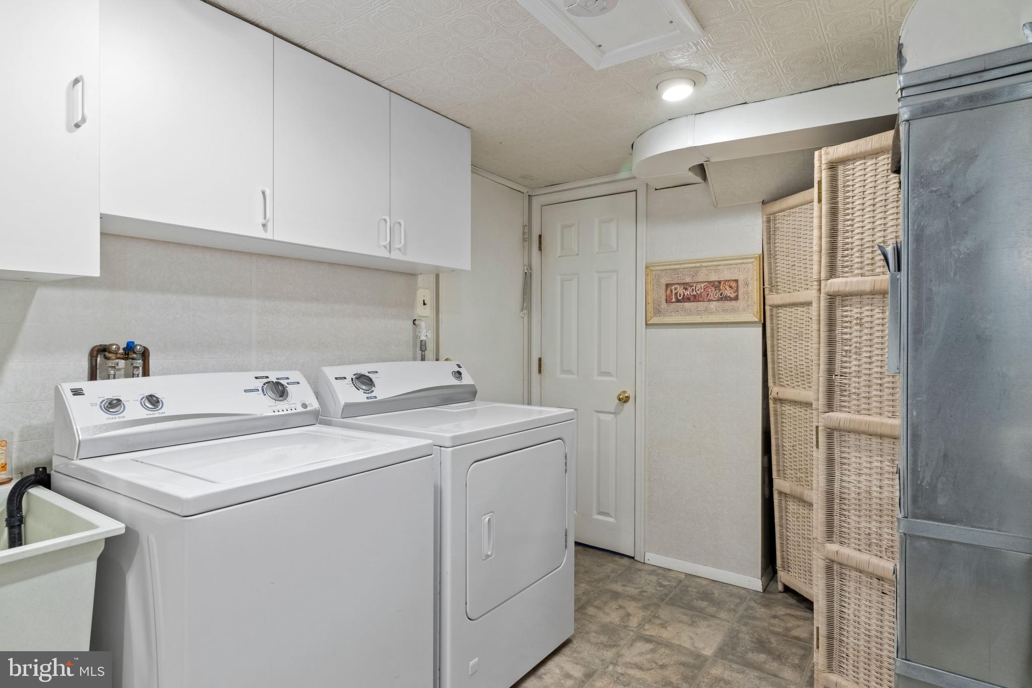 12419 Wyndom Road Philadelphia, PA 19154 - Photo 32 of 40 Replacement sink and washer/dryer included.