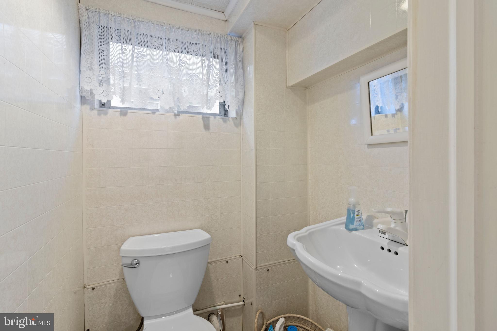 12419 Wyndom Road Philadelphia, PA 19154 - Photo 33 of 40 Pedesal sink.